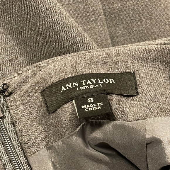 Ann Taylor skirt. Size 8. Grey. Perfect condition. Has been dry cleaned. - Picture 5 of 6